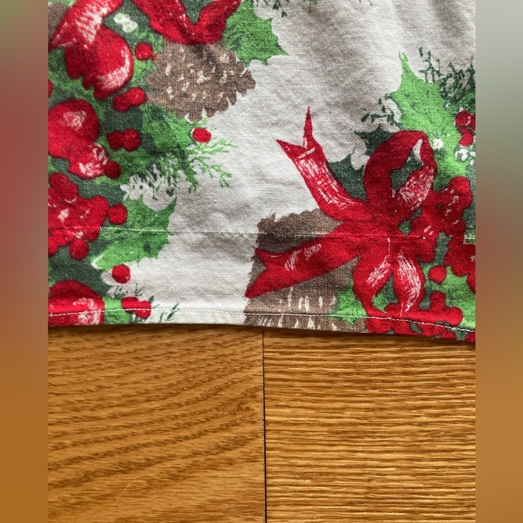 Vintage Christmas tablecloth 75“ x 49“ EUC baskets and garlands use or up cycle - Picture 5 of 8